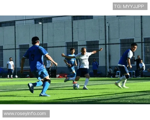 足球球星街头卖艺：从绿茵场到城市角落的意外之旅