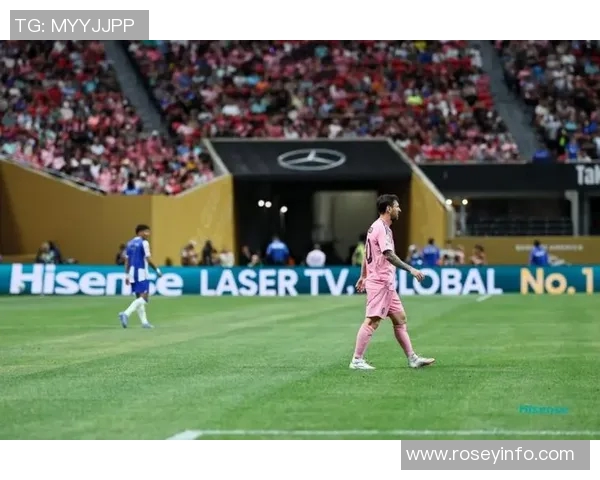 卡塔尔足球球星亲临现场引爆全场热情助力赛事氛围高涨